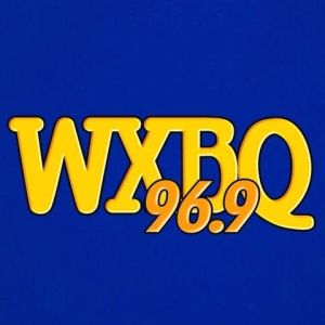 Logotipo de la emisora ​​de radio WXBQ 96.9 FM