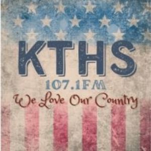 Logotipo de la emisora ​​de radio KTHS 107.1 FM