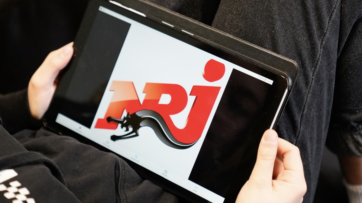 NRJ fait partie des radios les plus populaires de France en raison de son esprit jeune et populaire.